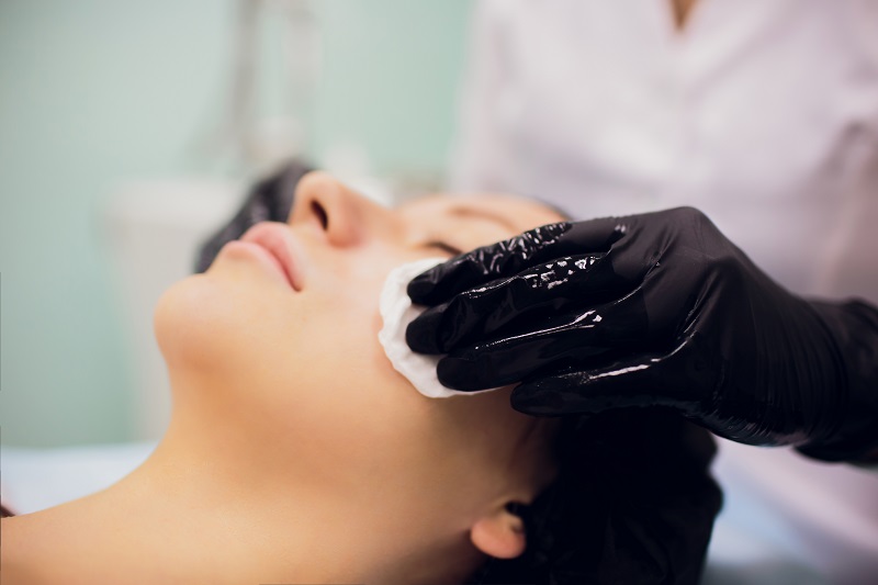 Trattamenti estetici professionali: dove svolgerli e quali prodotti scegliere